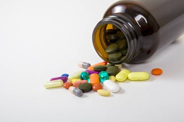 İlaç hapı yığını. renkli haplar ve kapsüller.