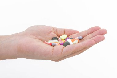 Kadının elinde ilaç tabletleri var..