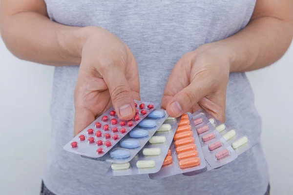 Mujer Está Sosteniendo Algunas Tabletas Medicamentos Mano — Foto de Stock