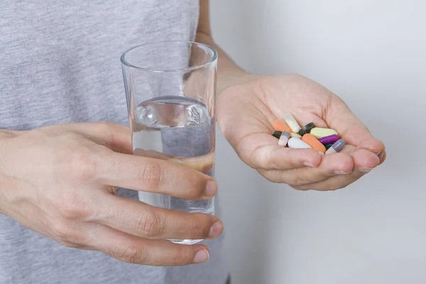 Mujer Está Sosteniendo Algunas Tabletas Medicamentos Mano — Foto de Stock