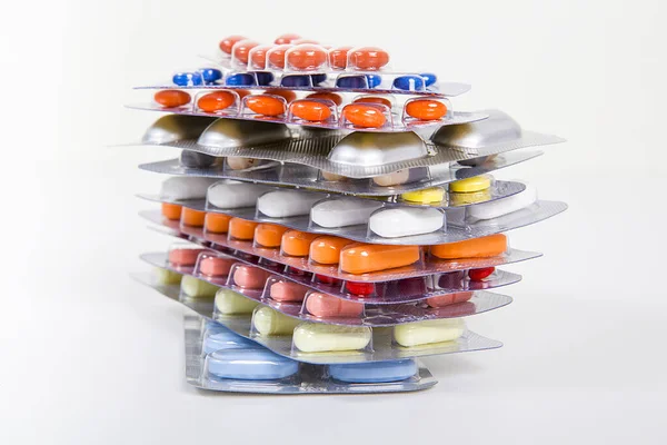 Některé Léčivé Tablety Bílém Podkladě Sortiment Farmaceutické Medicíny Pilulky — Stock fotografie
