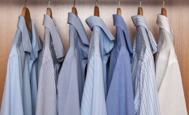 Erkeklerin gömlekleri sallanıyor..