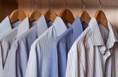 Erkeklerin gömlekleri sallanıyor..