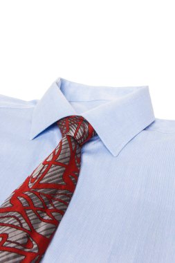 Farklı renkli erkek gömleği ve kravatı..