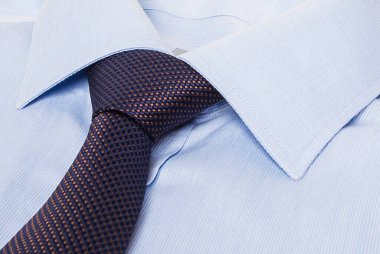 Farklı renkli erkek gömleği ve kravatı..