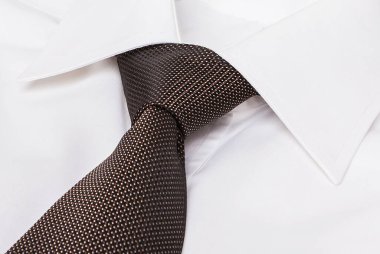 Farklı renkli erkek gömleği ve kravatı..