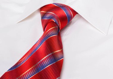 Farklı renkli erkek gömleği ve kravatı..