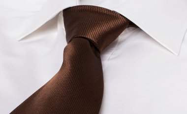 Farklı renkli erkek gömleği ve kravatı..