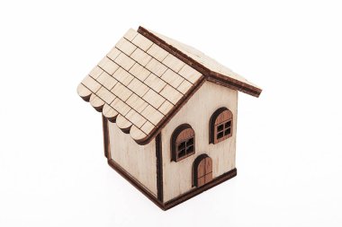 Emlakçı evi modeli. Tahtadan yapılmış küçük bir ev modeli. Emlak kavramı.