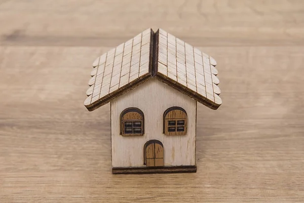 房产代理模型 用木头做的小房子模型 房地产概念 — 图库照片