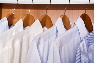 Farklı renkte erkek gömlekleri..