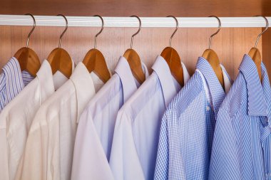 Farklı renkte erkek gömlekleri..