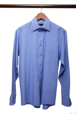 Farklı renkte erkek gömlekleri..