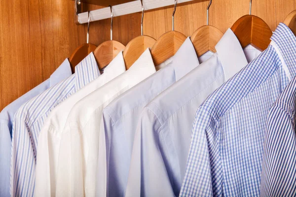 Camisas Diferentes Colores Para Hombres —  Fotos de Stock