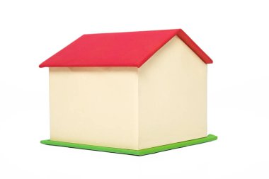 Emlakçı evi modeli. Küçük ev modeli kartondan yapılmıştır. Emlak kavramı.