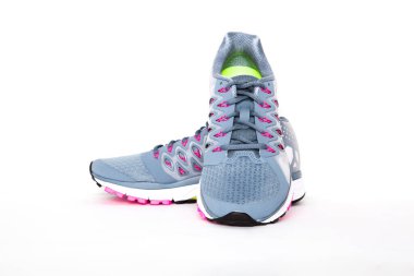 Beyaz arka planda bir çift renkli spor ayakkabısı. 