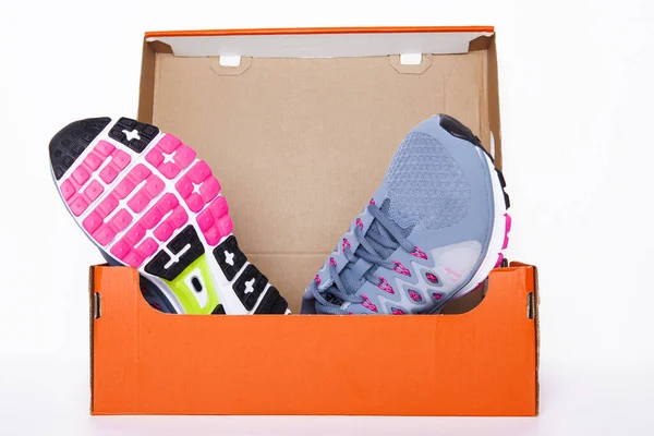 Beyaz Arka Planda Bir Çift Renkli Spor Ayakkabısı — Stok fotoğraf