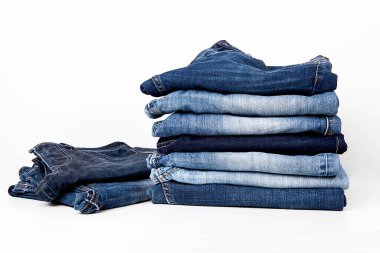 Şık kıyafetler. Beyaz arkaplanda kot pantolon.               