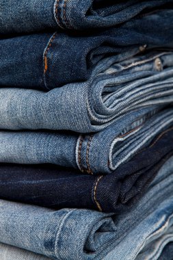 Şık kıyafetler. Beyaz arkaplanda kot pantolon.               