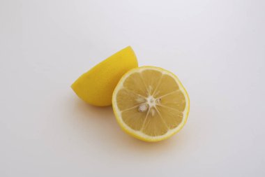 Beyaz arka planda sarı limon.