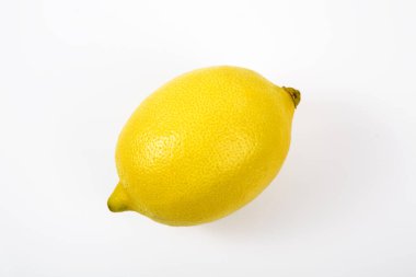 Beyaz arka planda sarı limon.