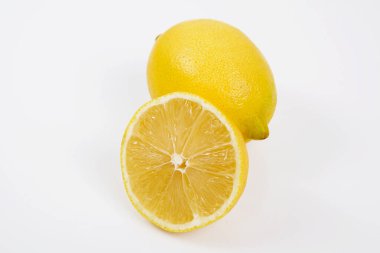 Beyaz arka planda sarı limon.