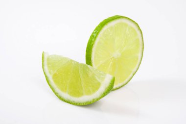 Beyaz arka planda çeyrek dilim yeşil limon..