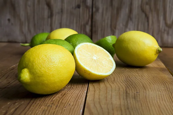 Ganze Gelbe Und Grüne Zitrone Auf Holzgrund — Stockfoto