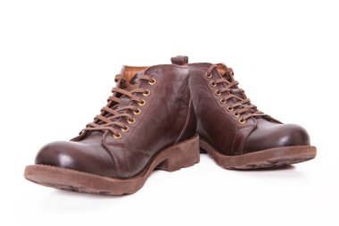 Bir çift deri erkek ayakkabısı..