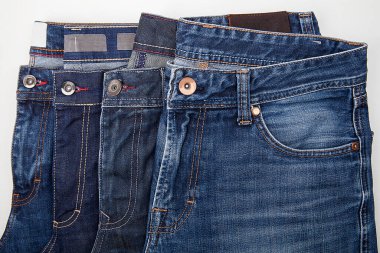 Şık kıyafetler. Beyaz arkaplanda kot pantolon.