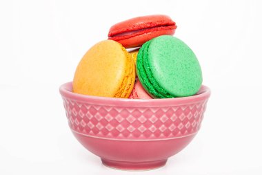 Beyaz arka planda tatlı ve renkli bir makaron. Tatlı atıştırmalıklar.