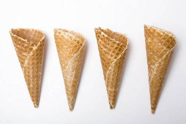 Beyaz arka planda waffle dondurma külahları. 