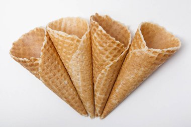 Beyaz arka planda waffle dondurma külahları. 
