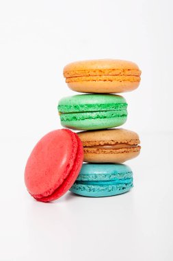 Beyaz arka planda tatlı ve renkli bir makaron. Tatlı atıştırmalıklar.
