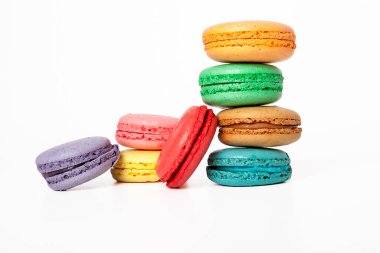 Beyaz arka planda tatlı ve renkli bir makaron. Tatlı atıştırmalıklar.