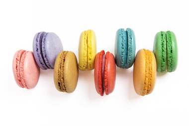  Beyaz arka planda tatlı ve renkli bir makaron. Tatlı atıştırmalıklar.