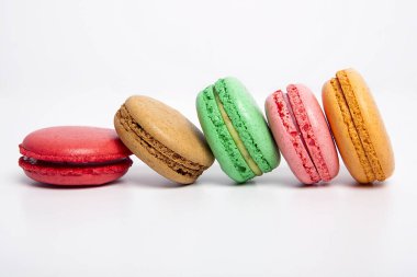 Beyaz arka planda tatlı ve renkli bir makaron. Tatlı atıştırmalıklar.