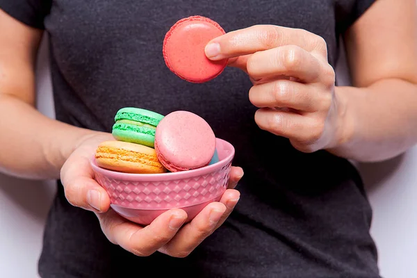 Doce Colorido Mulher Macaron Mão Fundo Preto — Fotografia de Stock