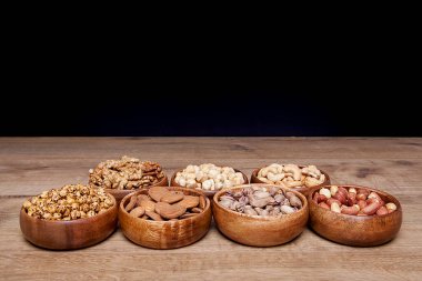 Tahta masadaki kaselerde farklı fındıklar. Sağlıklı yemek ve atıştırmalık..