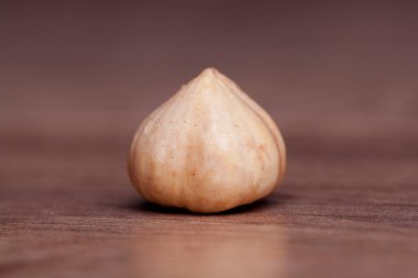 Tahta masada fındık. Sağlıklı yemek ve atıştırmalık..