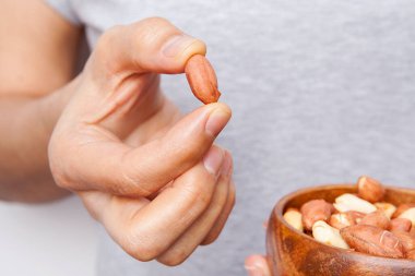 Kadın elinde fındık kabında.