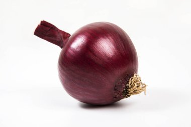 Beyaz arkaplanda kırmızı soğan.