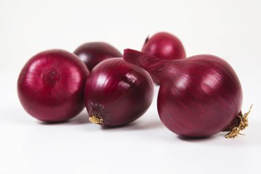 Beyaz arkaplanda kırmızı soğan.