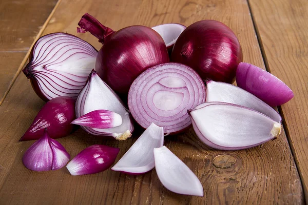 Cebola Vermelha Fundo Madeira — Fotografia de Stock