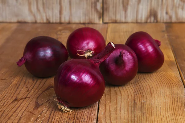 Červená Cibule Dřevěném Pozadí — Stock fotografie