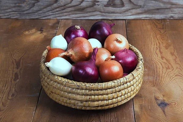 Red Yellow White Onions Wicker Basket — Stock Photo, Image