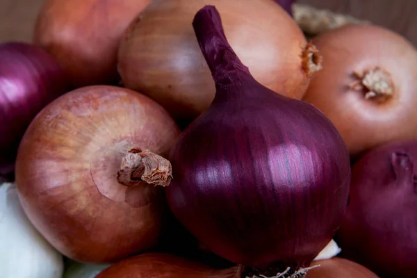 Cebola Amarela Vermelha Fundo Madeira — Fotografia de Stock