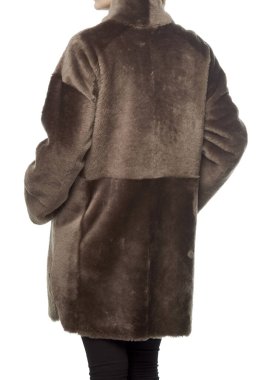 Beyaz arka planda kahverengi deri ceket giyen kadın..