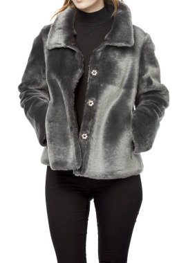 Beyaz arka planda gri deri ceketli bir kadın..