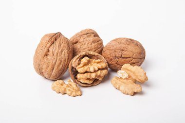 Beyaz arka planda ceviz. Sağlıklı yemek ve atıştırmalık..